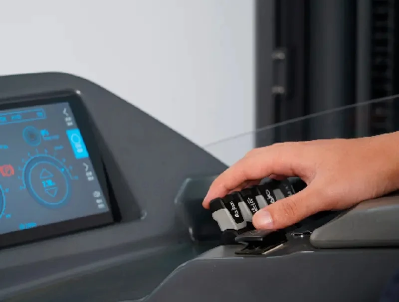 Empilhador retrátil Deluxe REV20D com limitação automática da velocidade