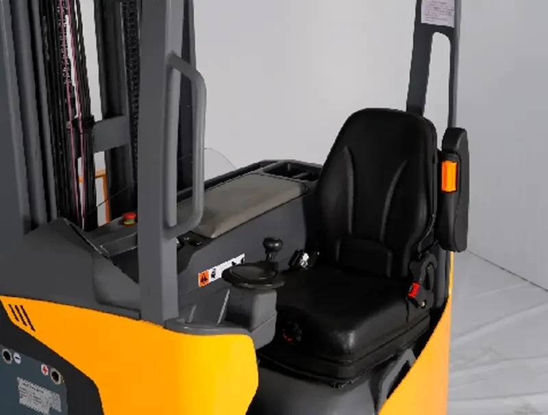 Empilhador retrátil Deluxe REV20D com posto do operador confortável